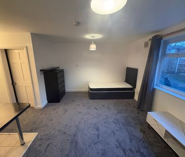 Studio Flat, Brook Road, M14 - Photo 2