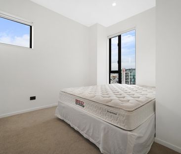 Step out to Victoria Park and the Viaduct. - Photo 6