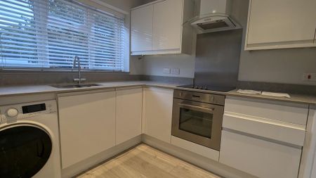 4 bedroom semi-detached house to rent - Photo 5