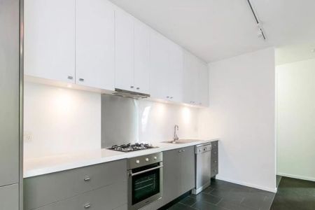 Architecturally Designed Apartment with Leafy Outlook in the Heart of Kew - Photo 3