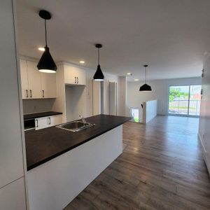 **4 ½**APPARTEMENT -style MAISON DE VILLE au CŒUR de STE-FOY - Photo 2