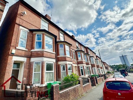 5 Bedroom Mid Terraced House - Photo 2