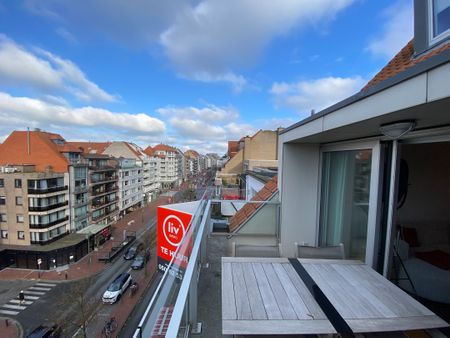 GEMEUBELD - Duplex appartement met 3 volwaardige slaapkamers en twee ruime zongerichte terrassen met open zichten, gelegen aan de zonnekant van de Lippenslaan. - Foto 3