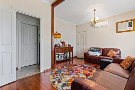 Neat & Comfortable 2-Bedroom Home in a Convenient Location - Photo 3