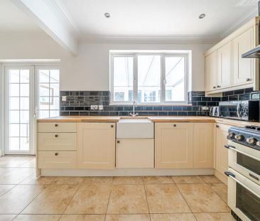 4 bedroom end of terrace house to rent - Photo 5