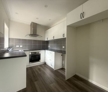 Modern 2-Bedroom Granny Flat in Quiet Ambarvale Cul-de-sac - Photo 4