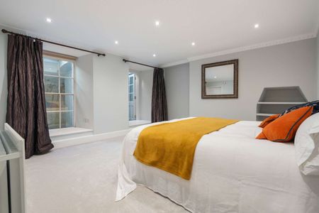 A superb garden maisonette with garage in this highly sought-after location. - Photo 3