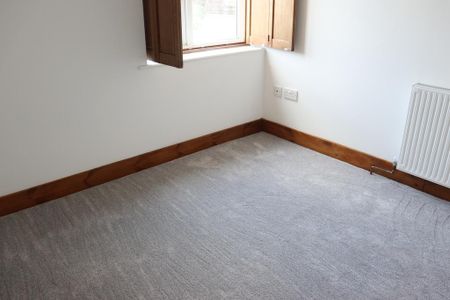 4 bedroom semi-detached house to rent - Photo 4