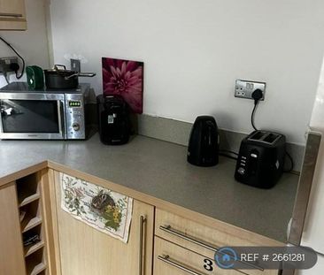 1 bedroom in a house share to rent - Photo 2