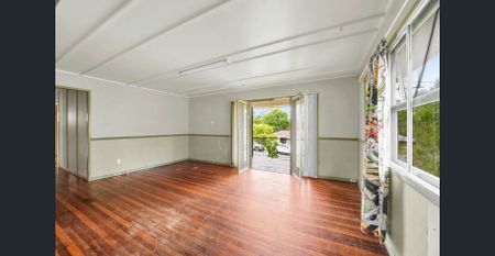 Comfortable Home on Large Block - Photo 3