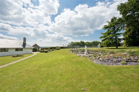 An extensively refurbished five bedroom country house with an indoor pool and tennis court in south Farnham under 2 miles from the centre of Farnham town. - Photo 5