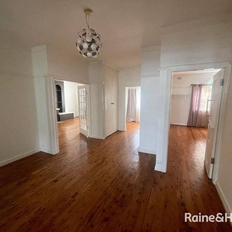 3-Bedroom Apartment in Prime Location - Now Available! - Photo 1