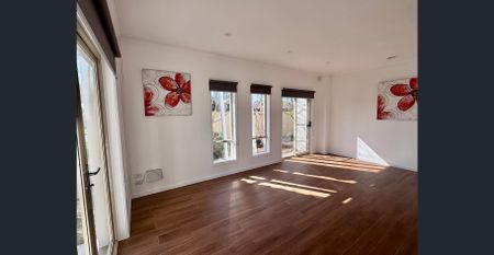 ALTONA BEACH freshly painted New Blinds Home With 2 Separate Living Areas Close to the beach Schools And Transport And Spots Activities - Photo 4