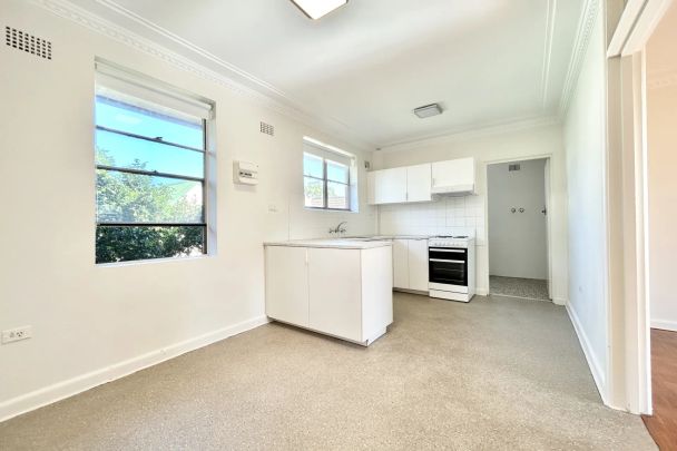 Charming Two-Bedroom Apartment in Prime Location - Photo 1