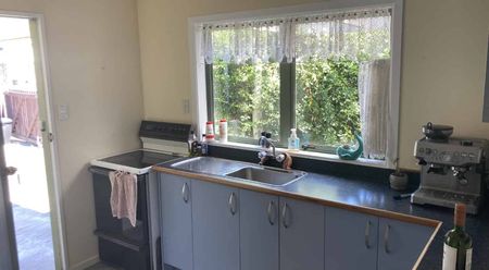 Three bedroom home - West Side! - Photo 4