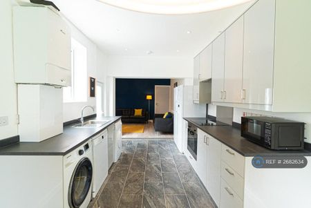 5 bedroom terraced house to rent - Photo 4