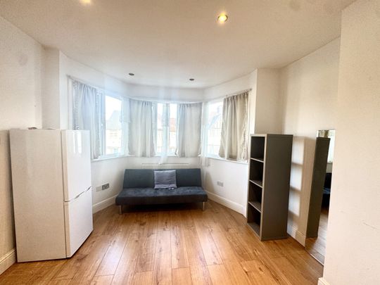 Heathfield Gardens, Brent Cross, NW11 - Photo 1