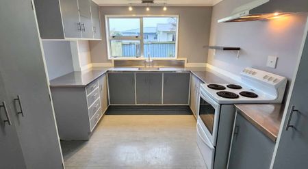 AFFORDABLE THREE BEDROOMS - HAWERA - Photo 2