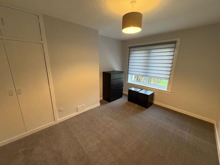 3 bedroom flat to rent - Photo 4
