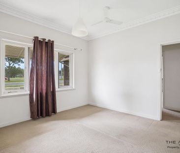 Classic Home with Expansive Outdoor Space - Photo 4