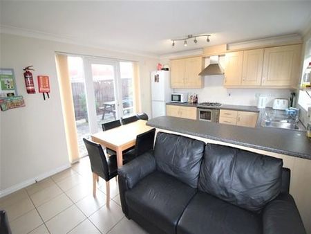 1 bedroom in a house share to rent - Photo 2