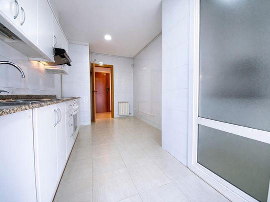 Ático con terraza de 80 m² y vistas al mar a 300 m de la playa de Montgat - Photo 1