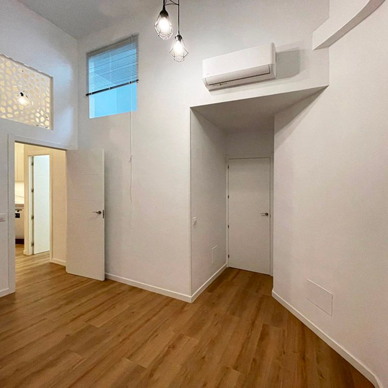 Planta baja reformada en alquiler, zona Foners, 2 dormitorios, un baño, sin muebles. - Photo 1