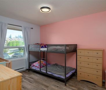 Nanaimo- Spacious 2bed/ 2bath + Den Townhome - Photo 4