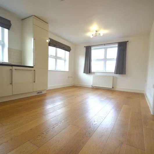 Feltham Hill Road, Ashford, TW15 - Photo 1