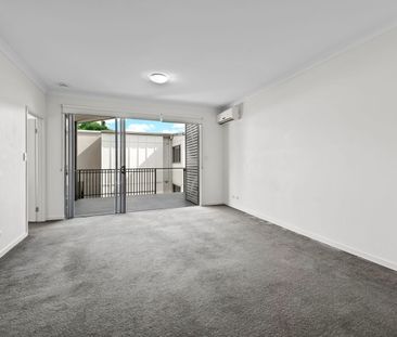 LARGE ONE BEDROOM APARTMENT - Photo 1