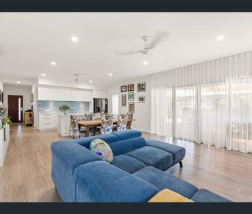 3-4 Bedroom, 2 Bathroom Home with swimming pool available for 12-24... - Photo 3