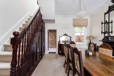 Stunning Victorian terrace with enchanting courtyard - Photo 4