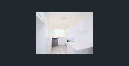 Immaculately Presented - Air con - Very Spacious - 150m Bus Terminal - Photo 3