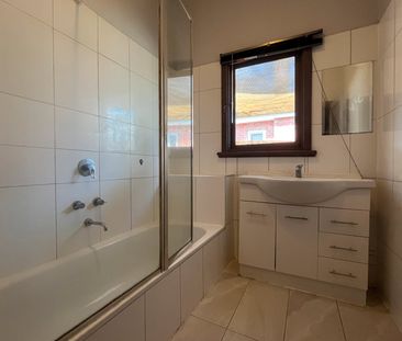3 BEDROOM DELIGHT WITH SHOPPING AT YOUR DOOR STEP! - Photo 6