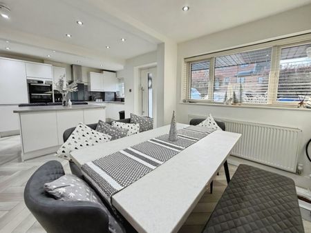 4 bedroom House To Let - Photo 5