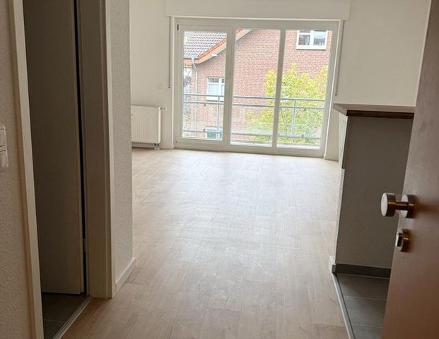 Helle 1-Zimmer-Wohnung im 1. Obergeschoss, mit Küchenzeile und Balkon, frisch renoviert! - Foto 1