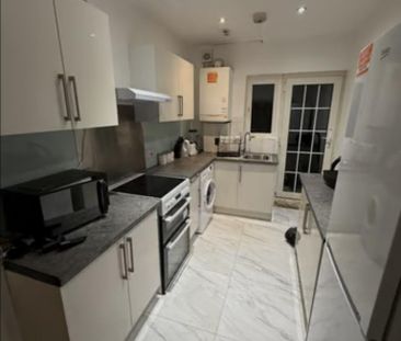 3 bedroom end of terrace house to rent - Photo 2