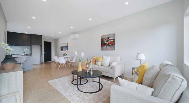 Stunning Three Bedroom Townhouse - Photo 1