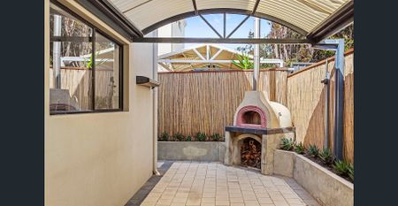 Spacious Scarborough Living - Photo 2