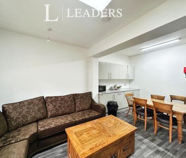 1 bedroom in a house share to rent - Photo 2
