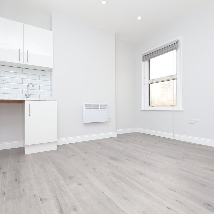 Studio Flat, Honley Road, SE6 - Photo 1