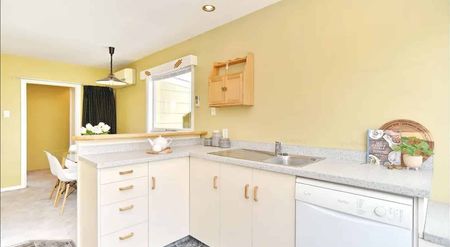 Spacious 6 Bed 3 Bath double garage house - Photo 2