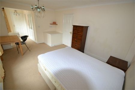 4 Bed - Triumph Close, Colchester, Essex - Photo 5