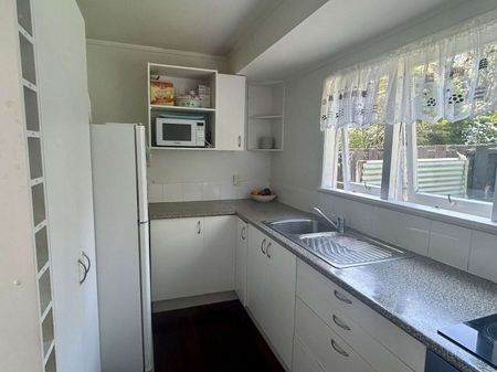 3-Bedroom House in Central Mairangi Bay - Photo 3