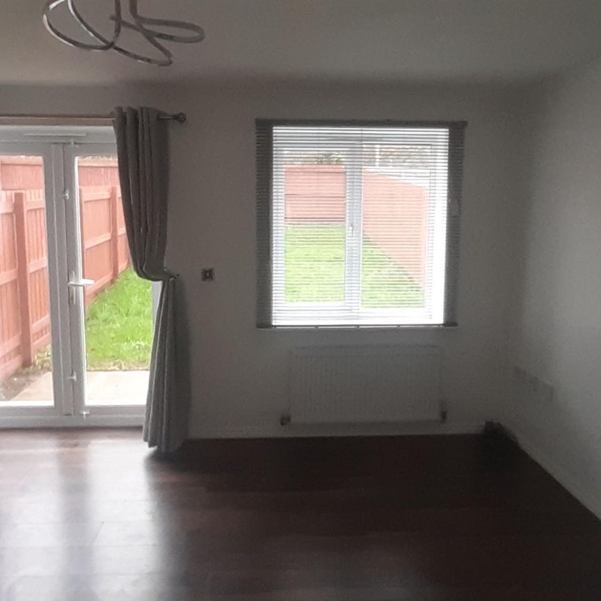 NEWLY REFURBISHED HOME – rare to market – immaculate 3 bed semi located in a quiet cul-de-sac to let in Bradford - Photo 1