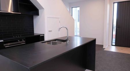 Modern Two Bedroom Apartment - Photo 2