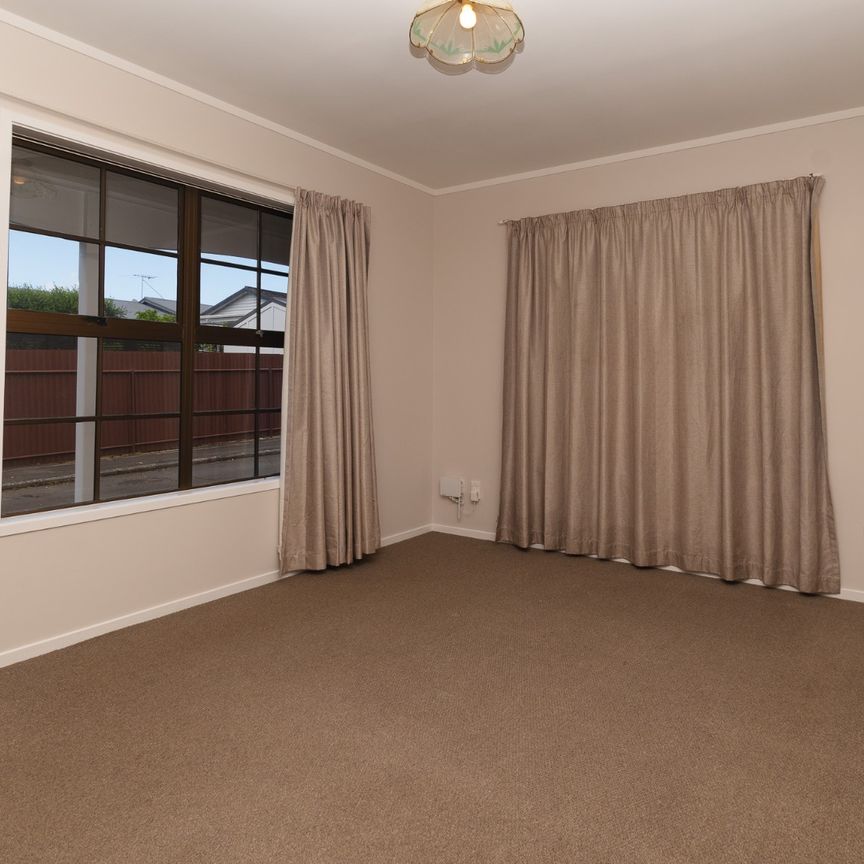 Cosy home plus a Pool! - Photo 1