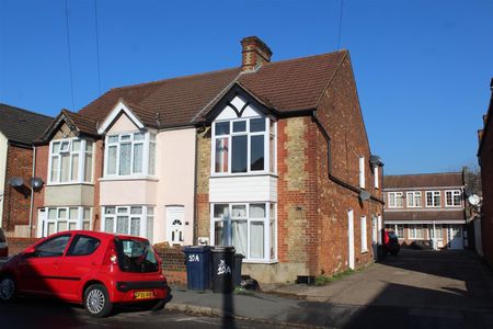 Dashwood Avenue, High Wycombe - Photo 2