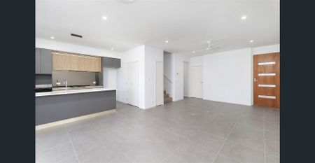 Stunning 4 Bedroom Townhome at Helensvale - Photo 3