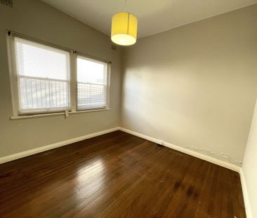 Large two bedroom ground floor unit with single garage - Photo 4